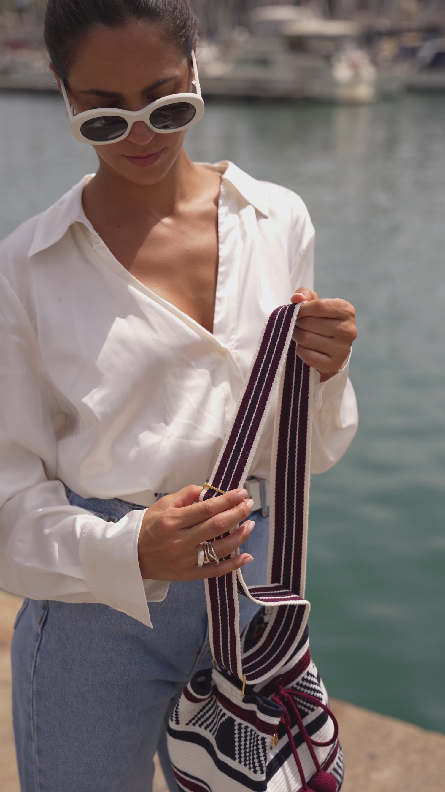 マリナ ミディアムクロスボディバケットバッグ ネイビー/バーガンディー/ホワイト