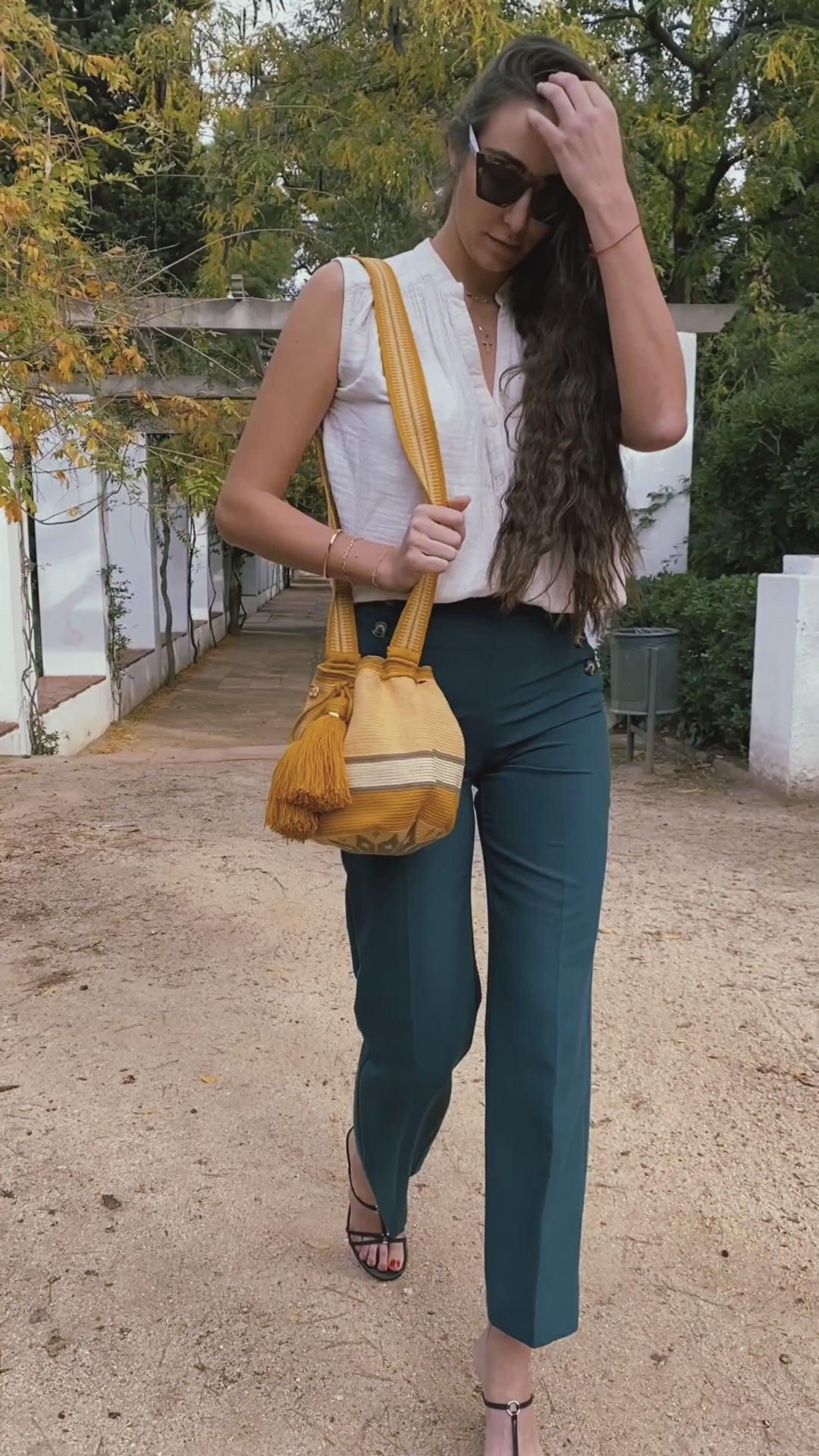 エストレヤ ミディアム バケットバッグ カラーブロック サンド/ゴールド/マスタード