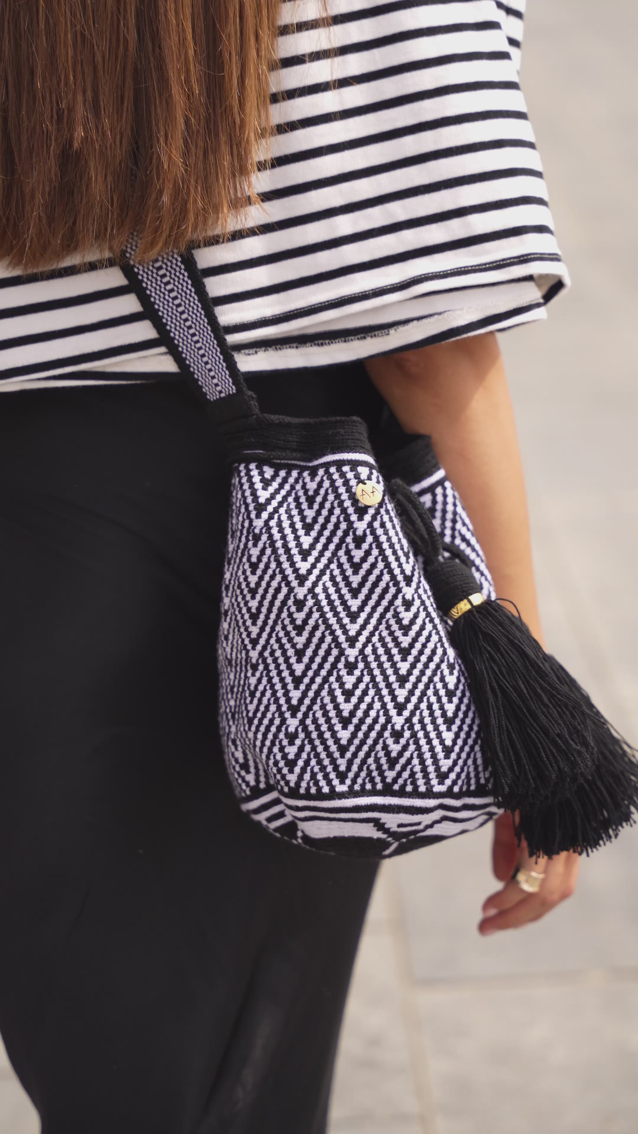 エスカマ ミディアム クロスボディバッグ ブラック / ホワイト