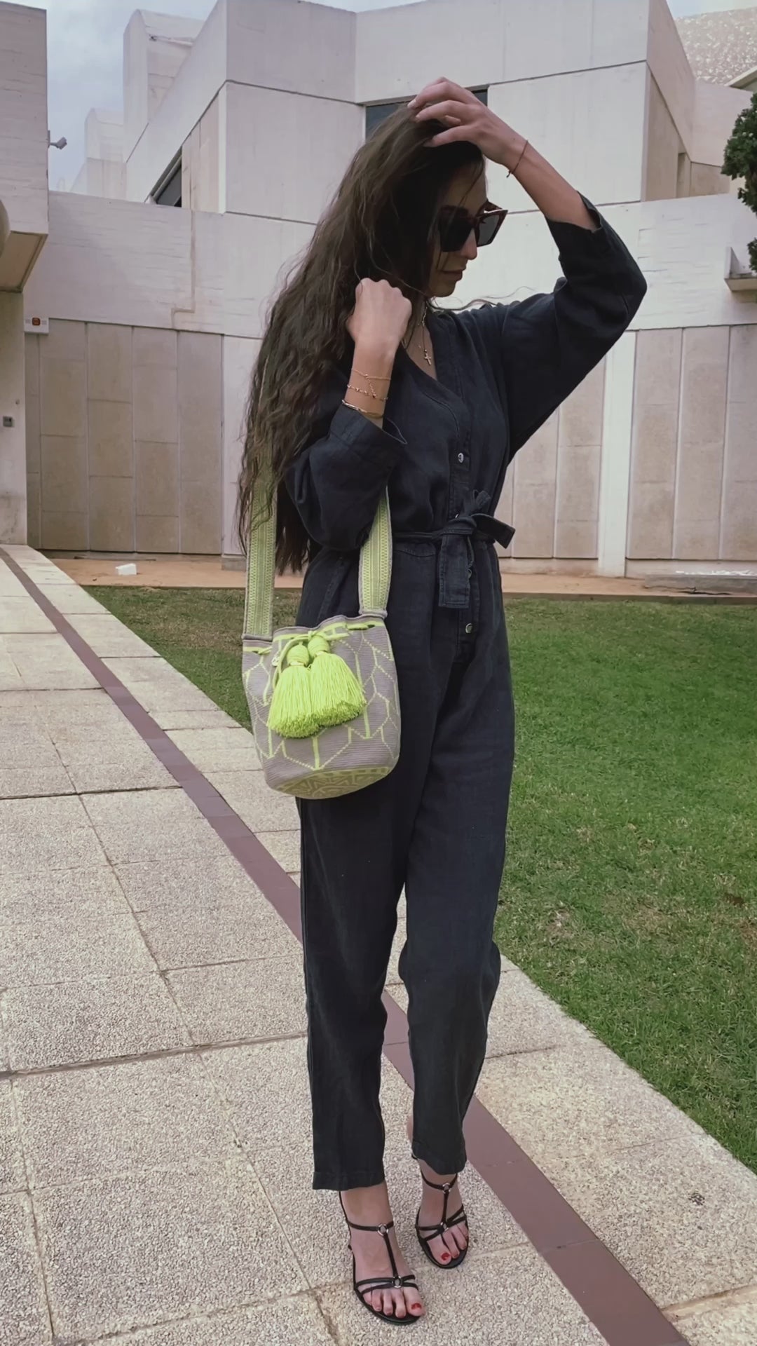 カロラ ミディアム バケットバッグ マルチカラー アッシュ/ネオングリーン