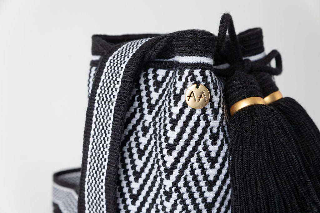 Small Escama bag in Black & White