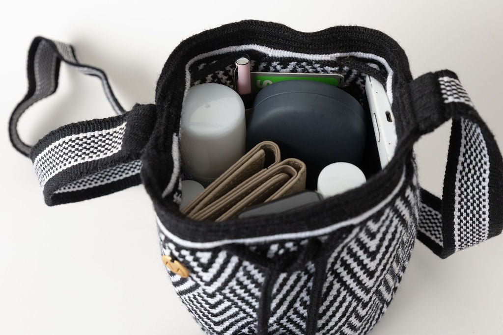 Small Escama bag in Black & White