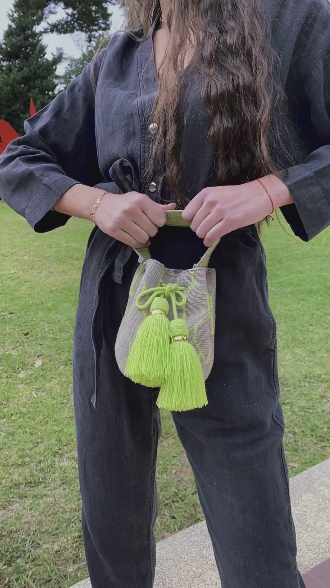 Carola Handcarry bucket bag ash/neon green